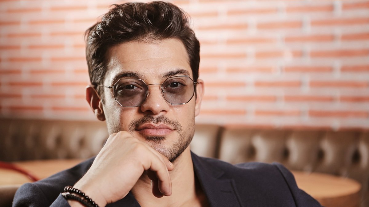 Hadise'yi öfkeden deliye döndürecek! Mehmet Dinçerler'in yeni sevgilisi bakın hangi şarkıcı