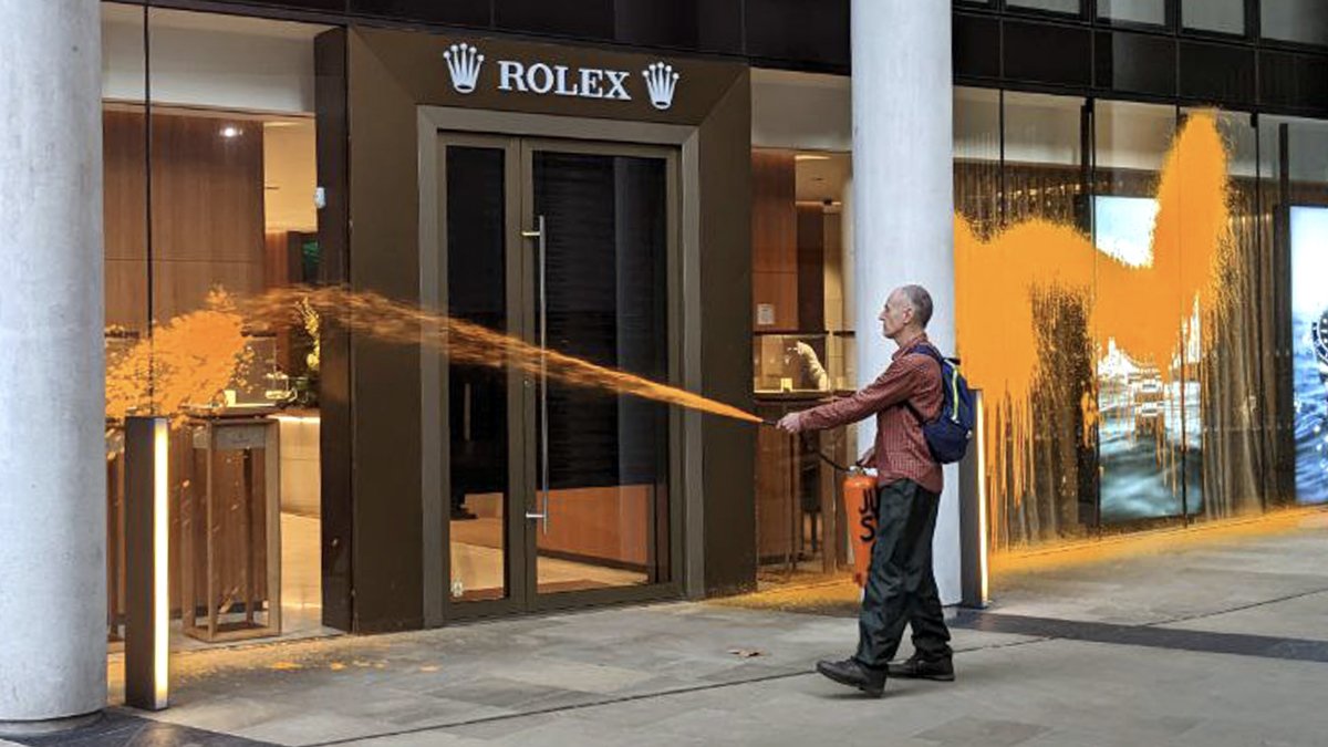 İklim aktivistleri durmuyor: Rolex mağazasını turuncuya boyadılar