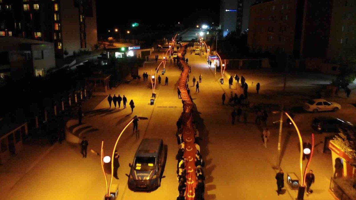 Bin metrelik Türk bayrağı açıldı: Vatandaşların, Cumhuriyet Bayramı coşkusu