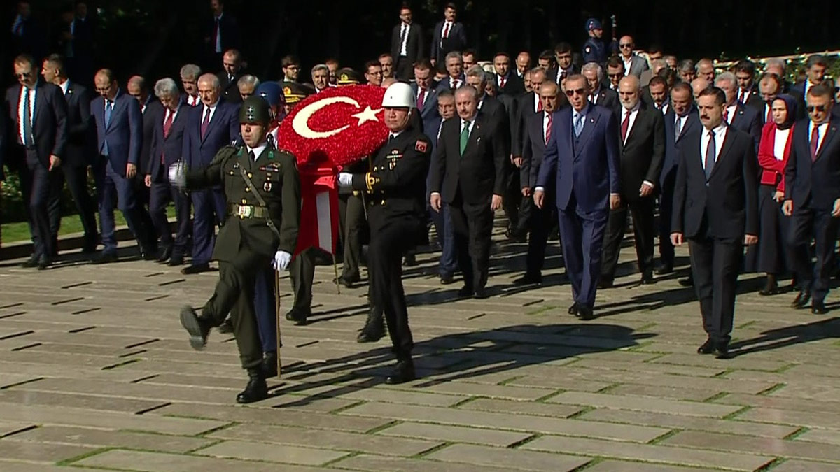 Cumhuriyet Bayramı resmi kutlama törenleri, devlet erkanının Anıtkabir'i ziyaretiyle başladı