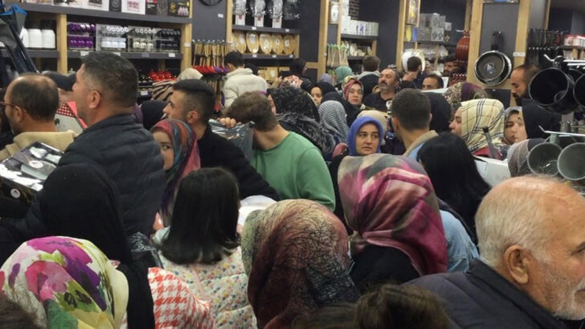 Sivas'ta indirim izdihamı: Polisler anonsla uyardı