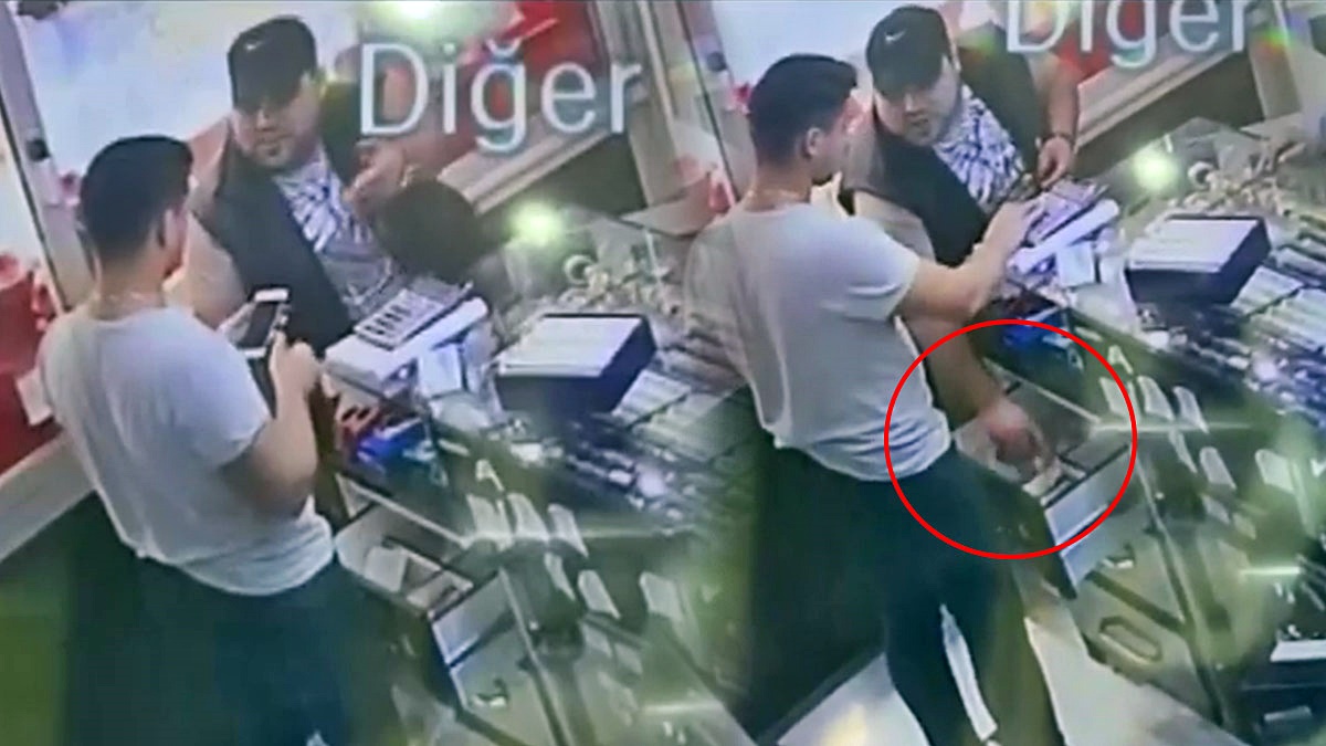 Kaşla göz arasında 100 bin TL'lik altını cebe indirdi