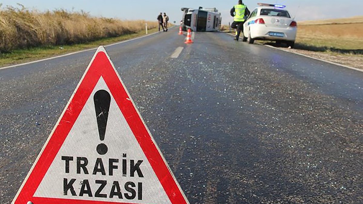 Saadet Partilileri taşıyan minibüs devrildi: 8 yaralı