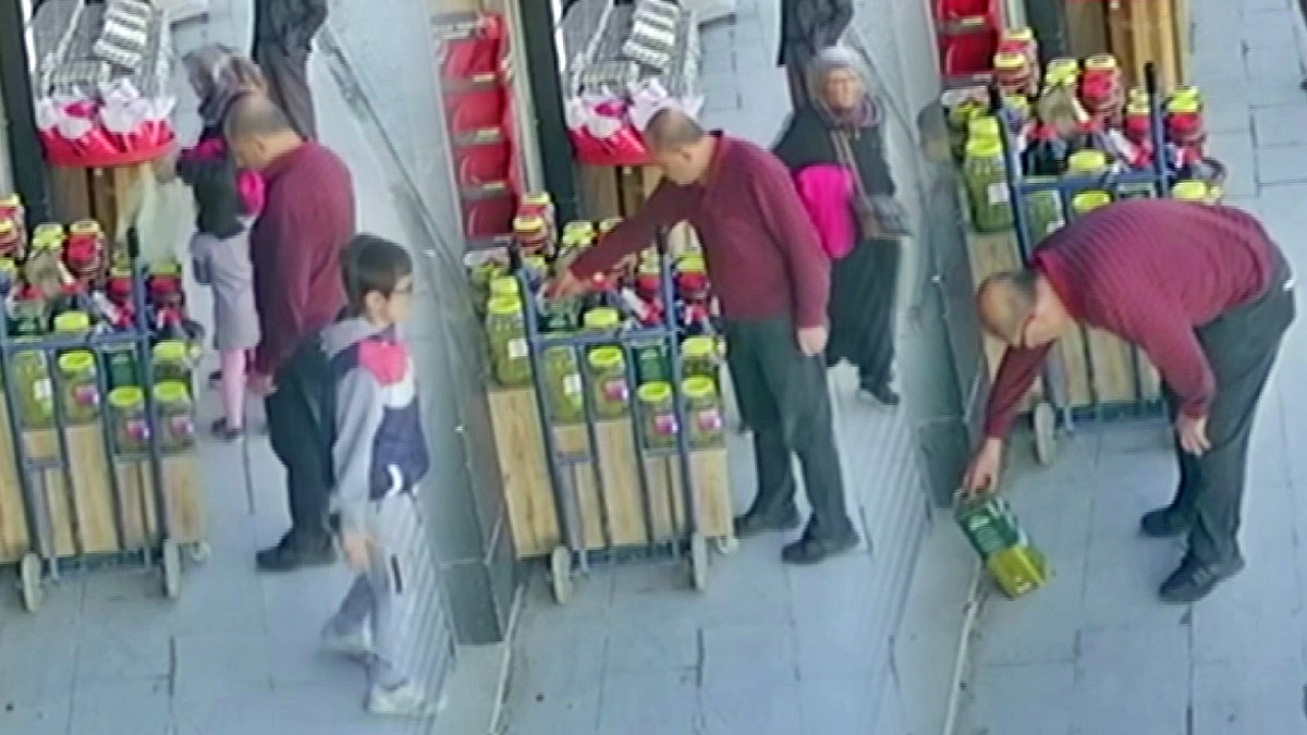 Pişkin hırsızın zeytinyağı tenekesini çaldıktan sonra yaptığı hareket kameraya yansıdı