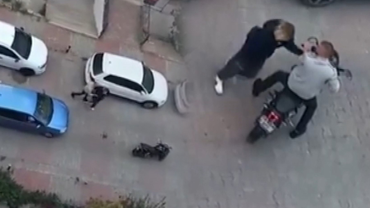 Bulun bu motosikletli zorbayı! 'Seni öldürürüm bin' dediği kadını zorla götürdü