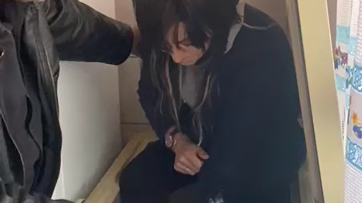 Polise yakalanmamak için derin dondurucuya saklandı