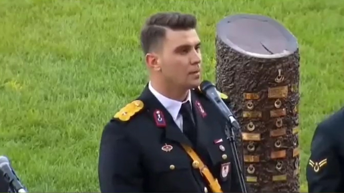 Sesini duyan Tarkan zannetti: Genç teğmenden 'İnci tanem' performansı