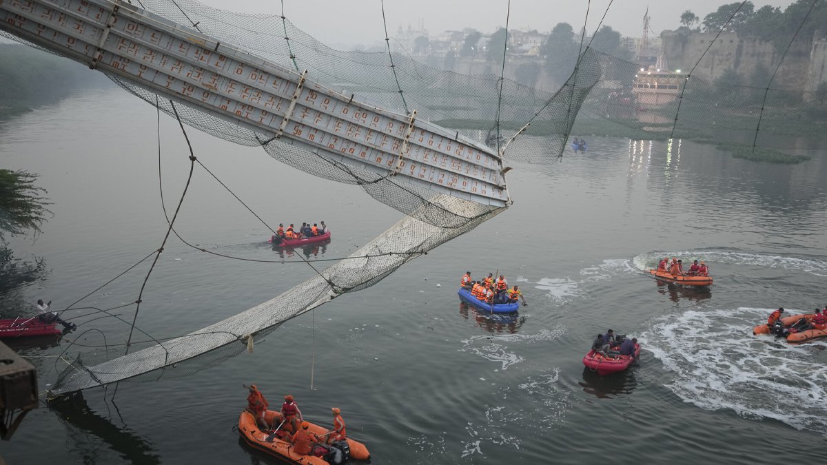Hindistan'da köprü faciasında ölü sayısı arttı