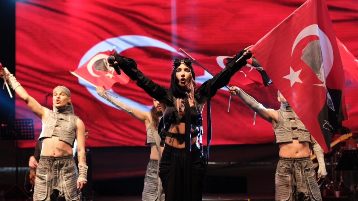 Hande Yener yaşlı hayranıyla dans etti