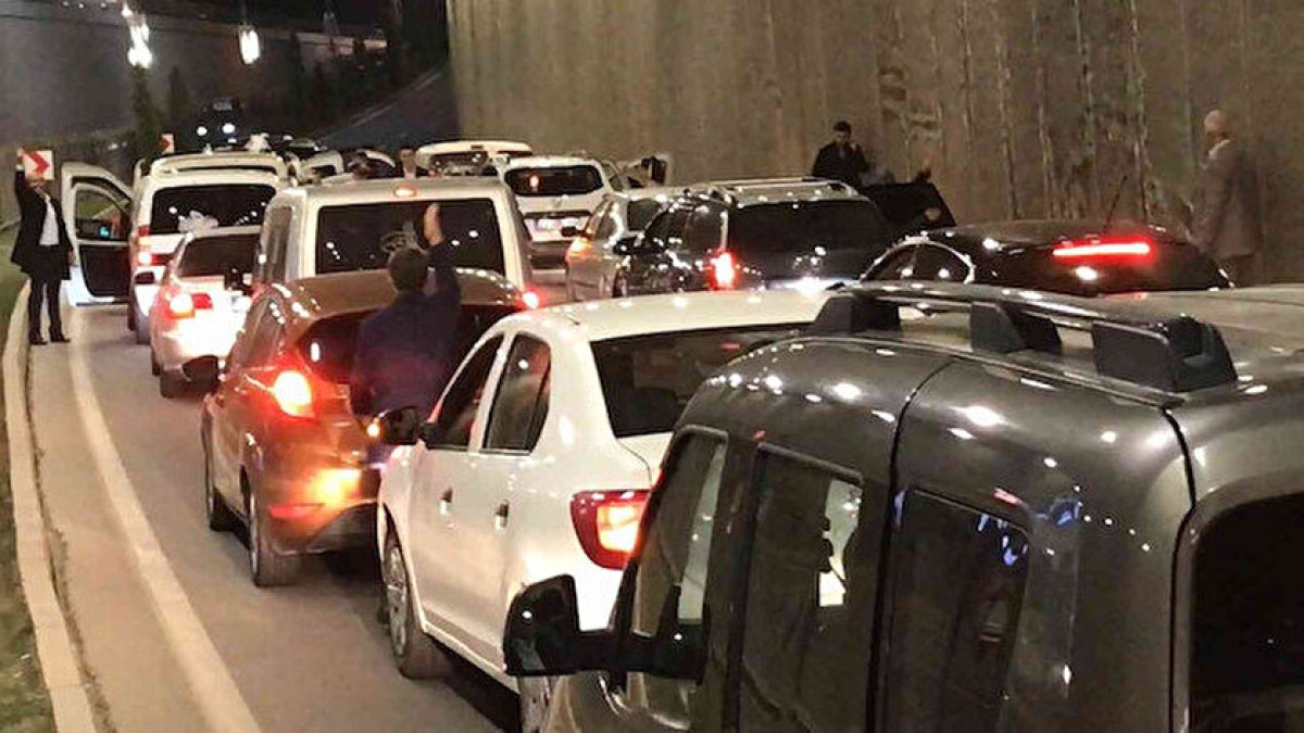 Elazığ'da pes dedirten görüntü: Yolu kesip çiftetelli oynadılar