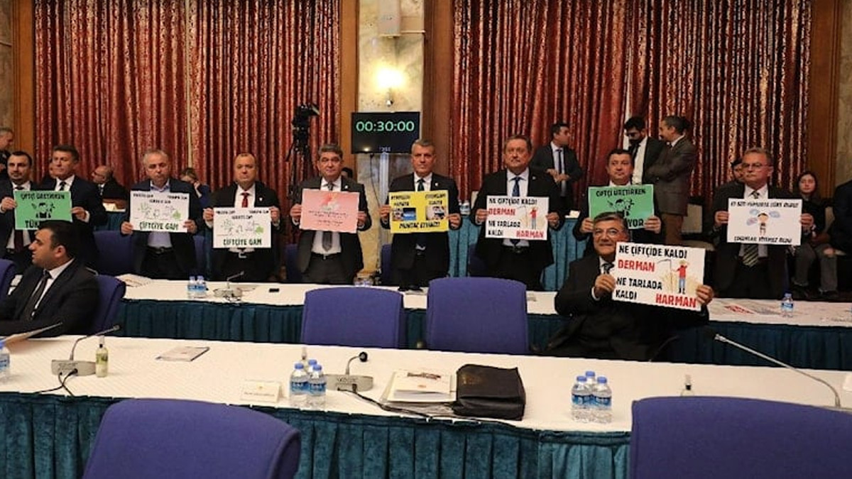 Bütçe görüşmelerinde tarım bakanına pankartlı karşılama: Bu taksimi kurt yapmaz kuzulara şah olsa...