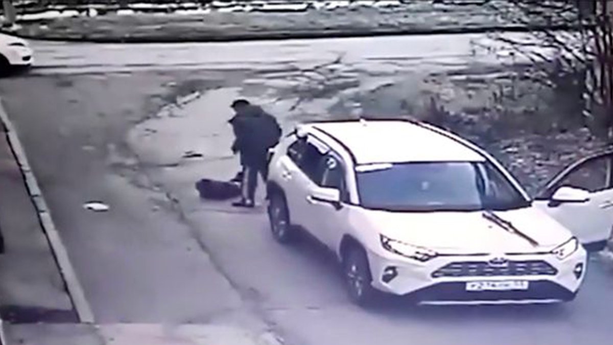 6 yaşındaki çocuğu ezdi hiçbir şey olmamış gibi yoluna devam etti: Putin rejimini anlatan video