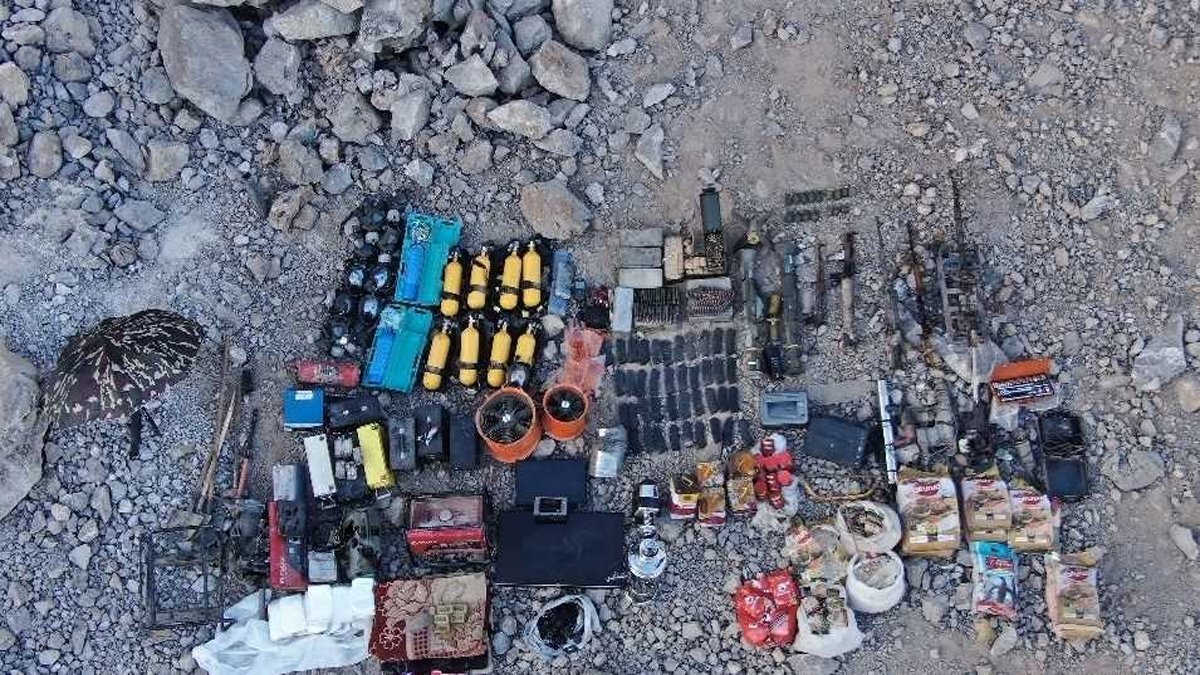 Pençe-Kilit'te teröristlere ait çok sayıda silah ve mühimmat ele geçirildi