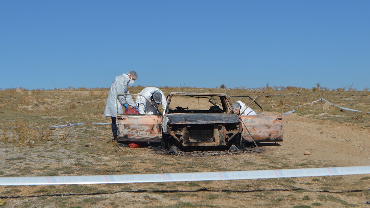 Babasına ait otomobilde babası ile birlikte yanmış cenaze buldu