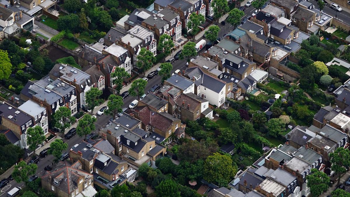 İngiltere'de konut fiyatları son 15 ayda ilk kez düştü