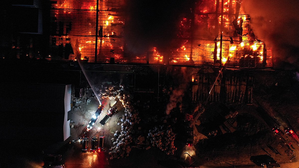 Bursa’da tekstil fabrikasında büyük yangın: 200 araçla müdahale ediliyor