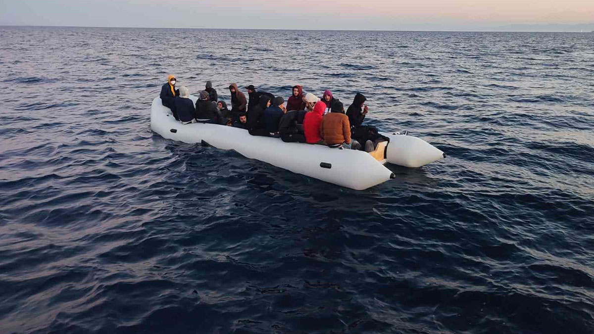 Türk kara sularına itilen mülteciler boğulmaktan kurtarıldı