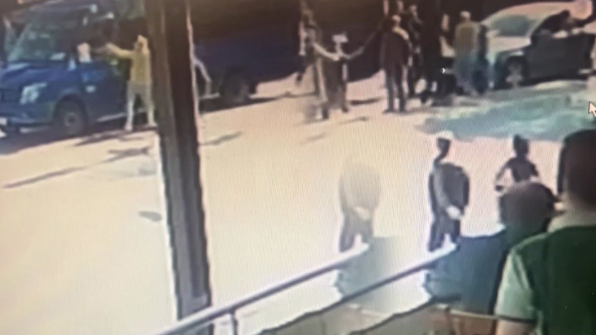 Dehşet anları kamerada! Trafikte baltalı yol verme kavgası