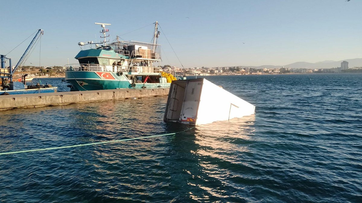 Baygınlık geçirin şoför aracı ile denize düştü: Ölümden döndü