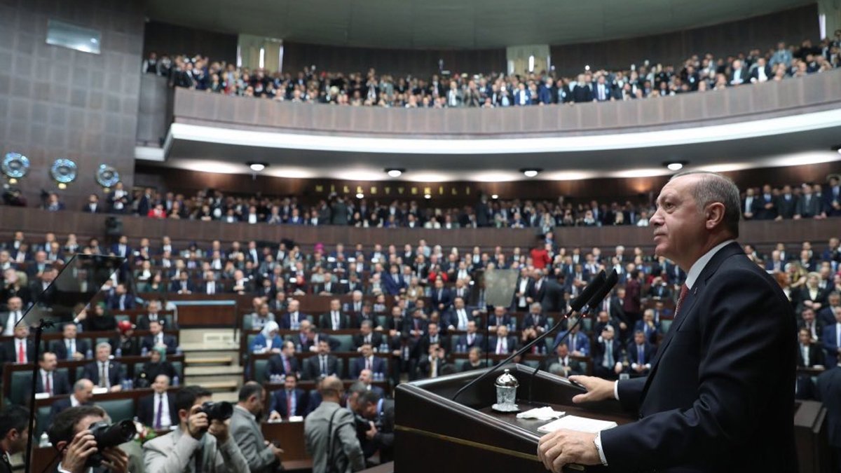 AK Parti Grup Toplantısı'nda ilginç anlar: Kemal papucu yarım...