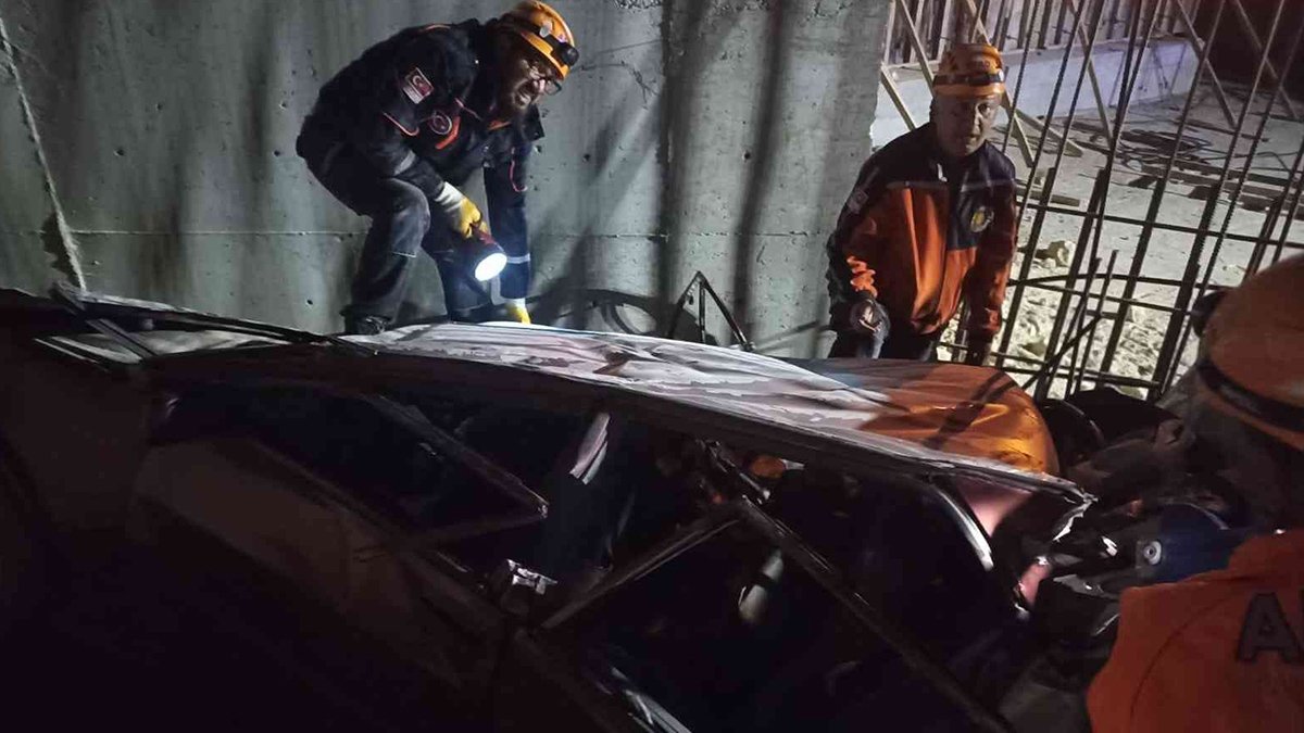 Otomobil kağıt gibi ezildi: 4 kişinin cesedi aracın tavanı kesilerek çıkarıldı