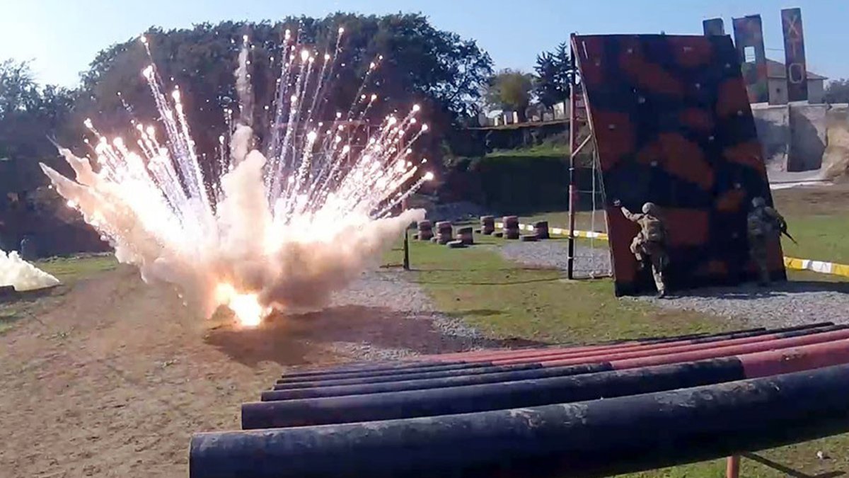 Azerbaycan'dan İran sınırına kapsamlı tatbikat