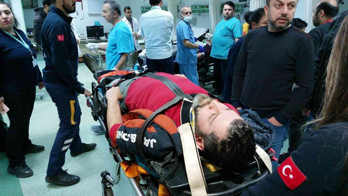 Kırmızı ışıkta bekleyen sağlık çalışanları ölümden döndü