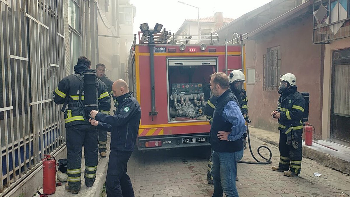 İnsanların oturduğu binada hurda malzemesi yaktı, yangın çıkmasına neden oldu
