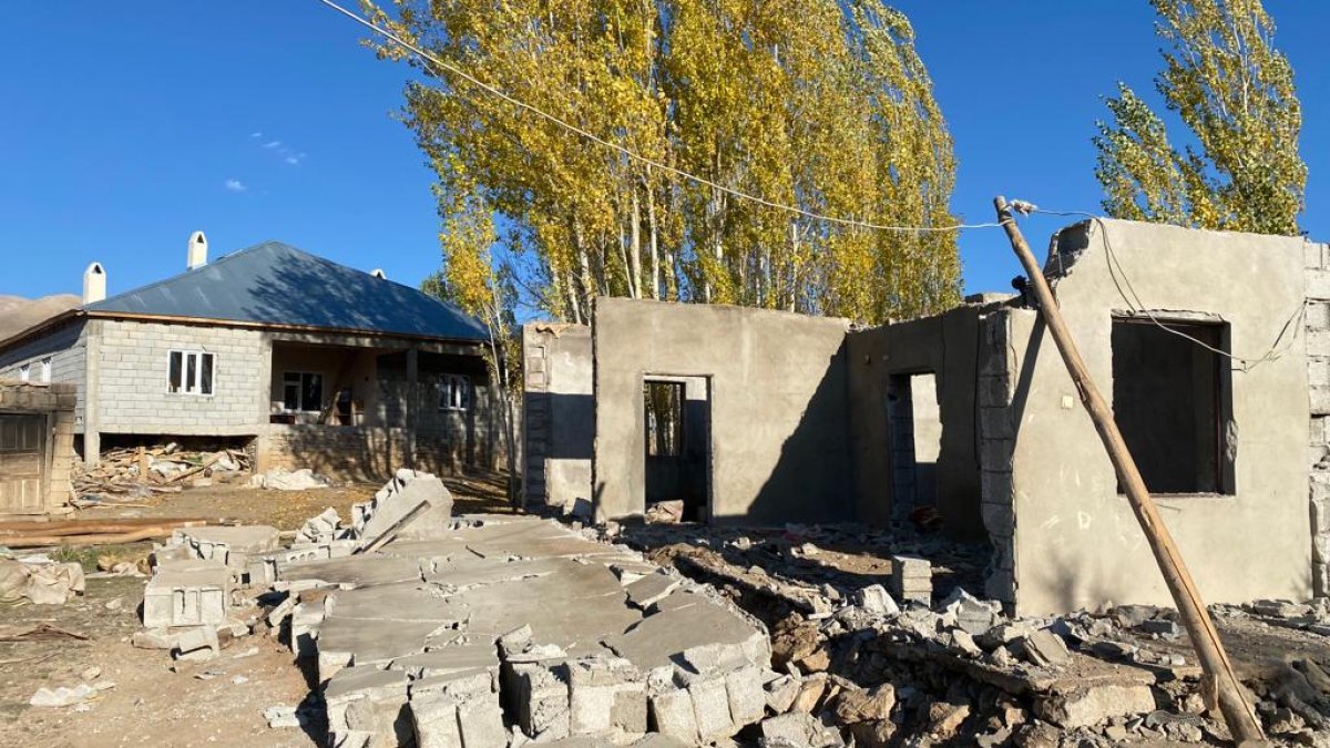 Van'da evini yıkan kişi duvarın altında kalarak öldü