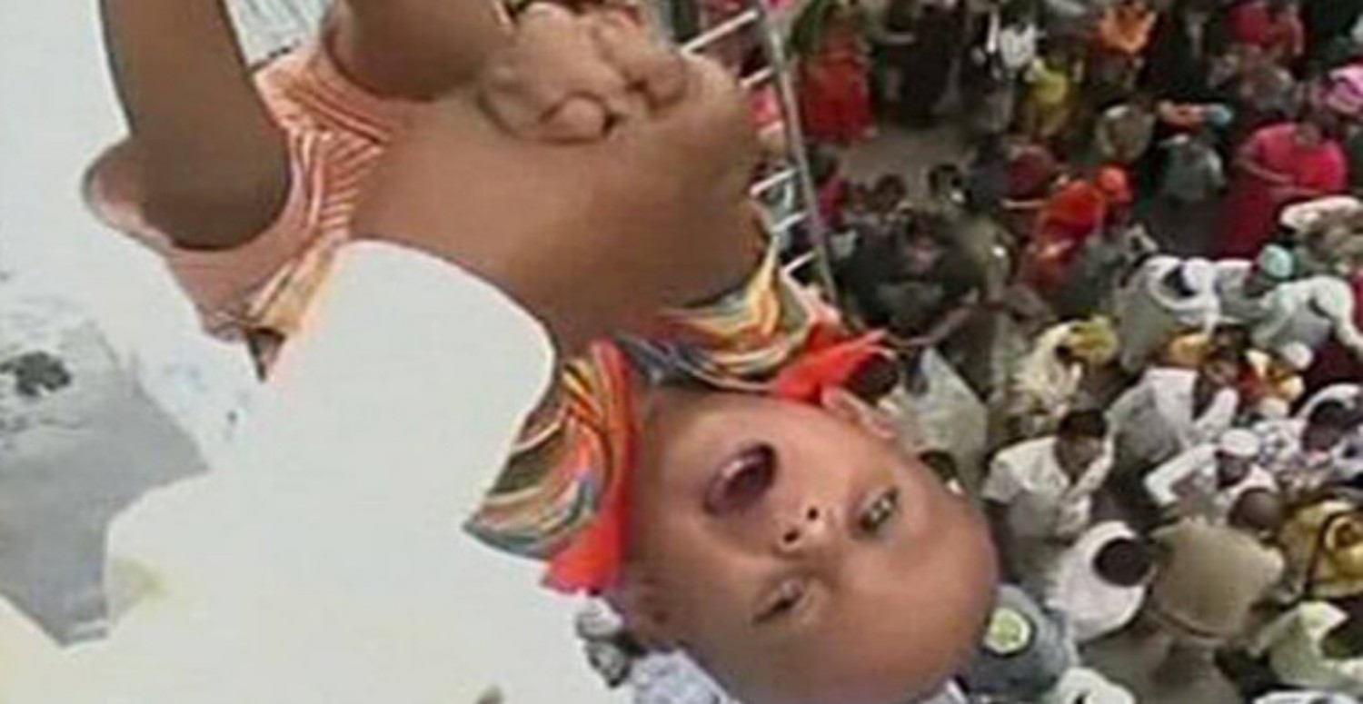 Böyle gelenek mi olur? Bebekleri yüksek tapınaktan aşağı atıyorlar! Sözde sağlık ve şans için...