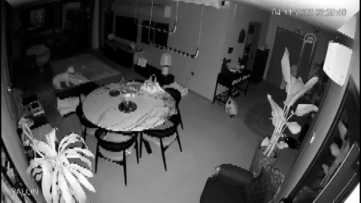 İzmir'deki deprem anı kamerada