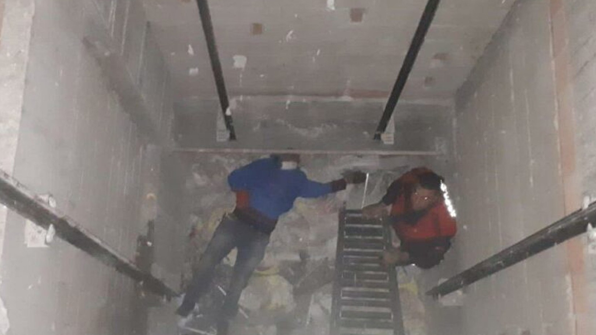 Asansör boşluğuna düşen işçi hayatını kaybetti
