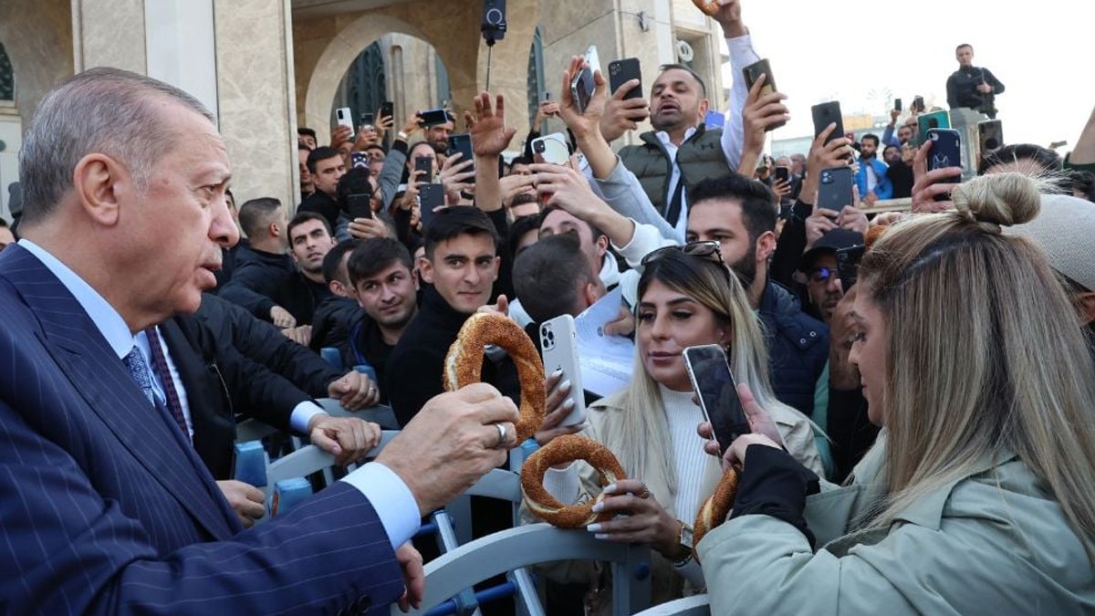 Erdoğan vatandaşlara simit dağıttı: Kaşar-simit her zaman hazır yemeğimdi