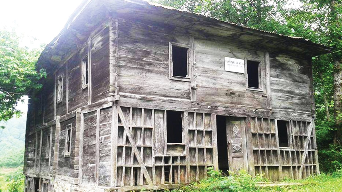 Turizme feda edilen tarihi camide tepki çeken manzara