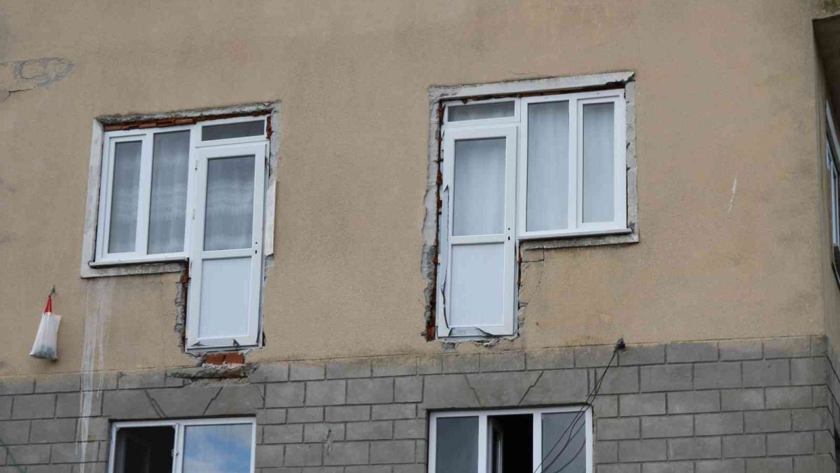 Rize'de görenleri şaşırtan ev: Balkon kapısı var ama balkonu yok