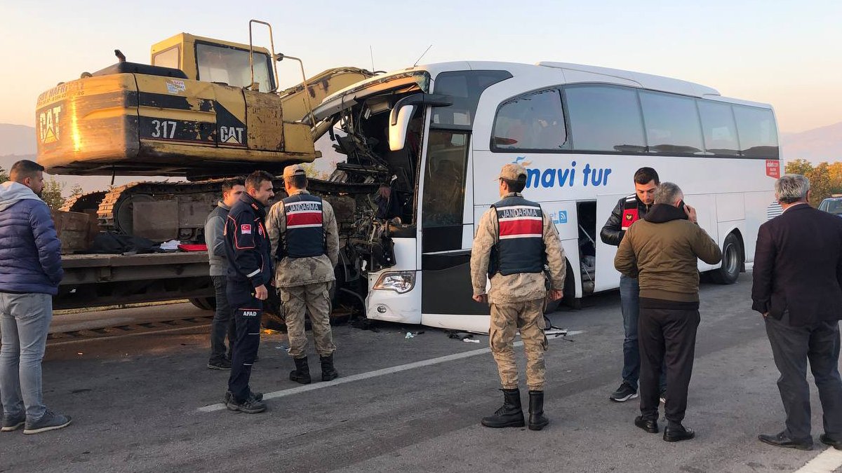 Amasya'da feci kaza! İş makinesi yolcu otobüsüne saplandı
