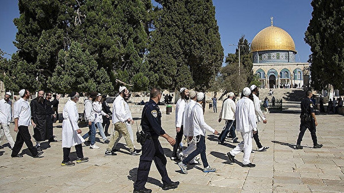 Mescid-i Aksa'ya polis eşliğinde baskın düzenleyen fanatik Yahudiler, ayin yaptı