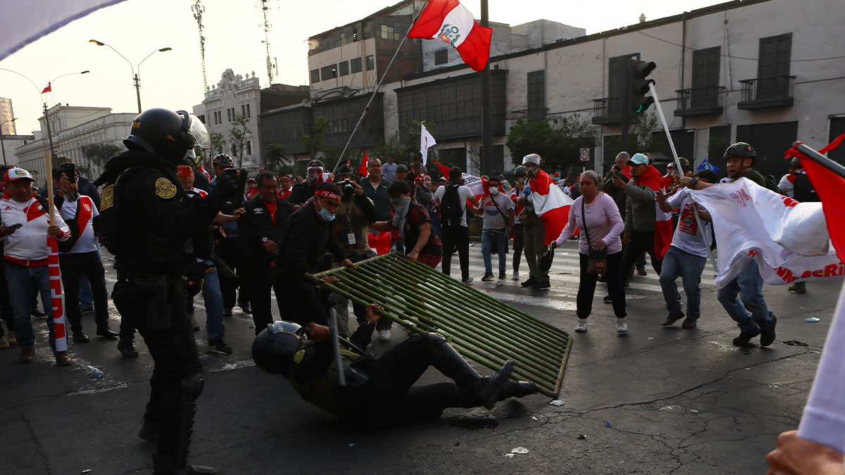 Peru'da yolsuzlukla suçlanan devlet başkanının istifası için halk sokaklara döküldü