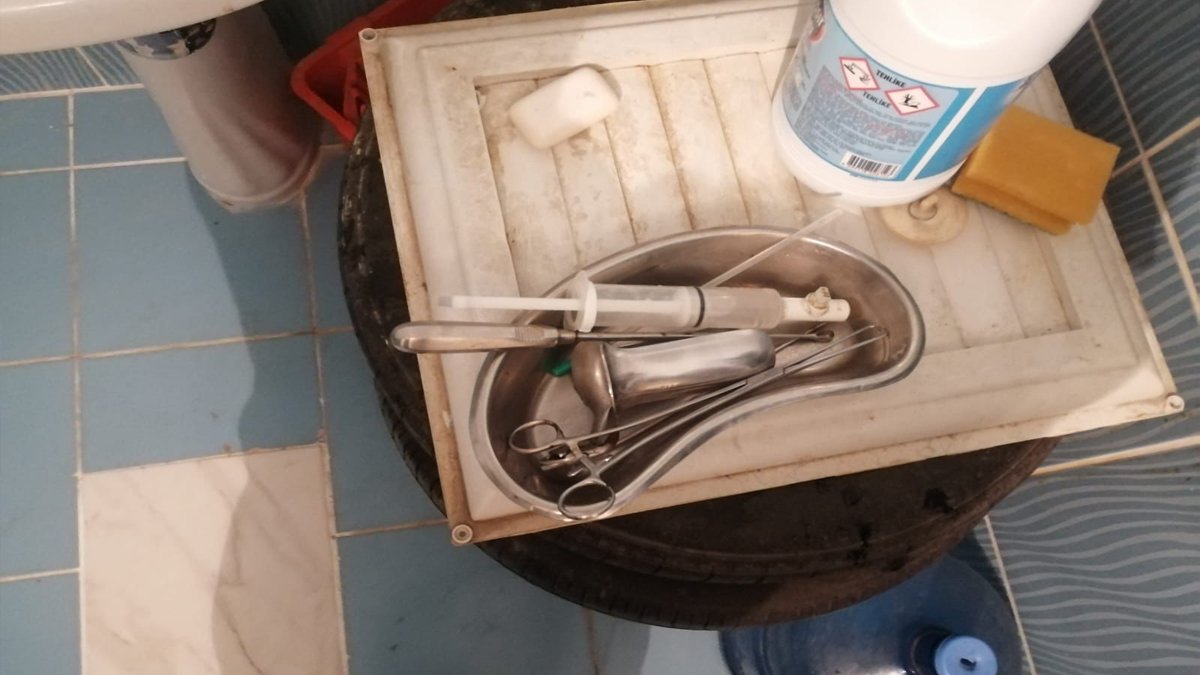 Kaçak muayenehane baskında şoke eden görüntüler: Medikal cihazlara çamaşır suyuyla yıkama