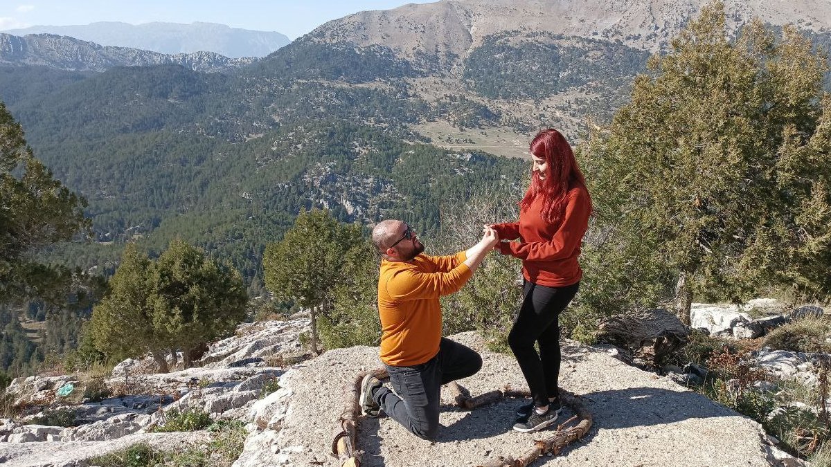 Doğa tutkunu çift heyecanlarını zirvede yaşadı: 1700 rakımda evlilik teklifi
