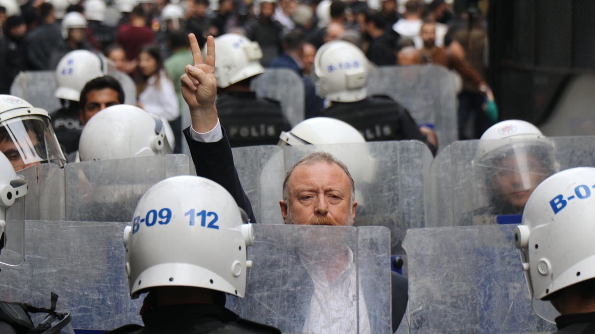 Beyoğlu'nda HDP yürüyüşüne polis müdahale etti: 121 kişi gözaltına alındı