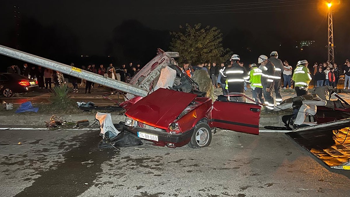 Bartın'da feci kaza: İkiye bölünen otomobilde 15 yaşındaki sürücü öldü, 3 kişi yaralandı