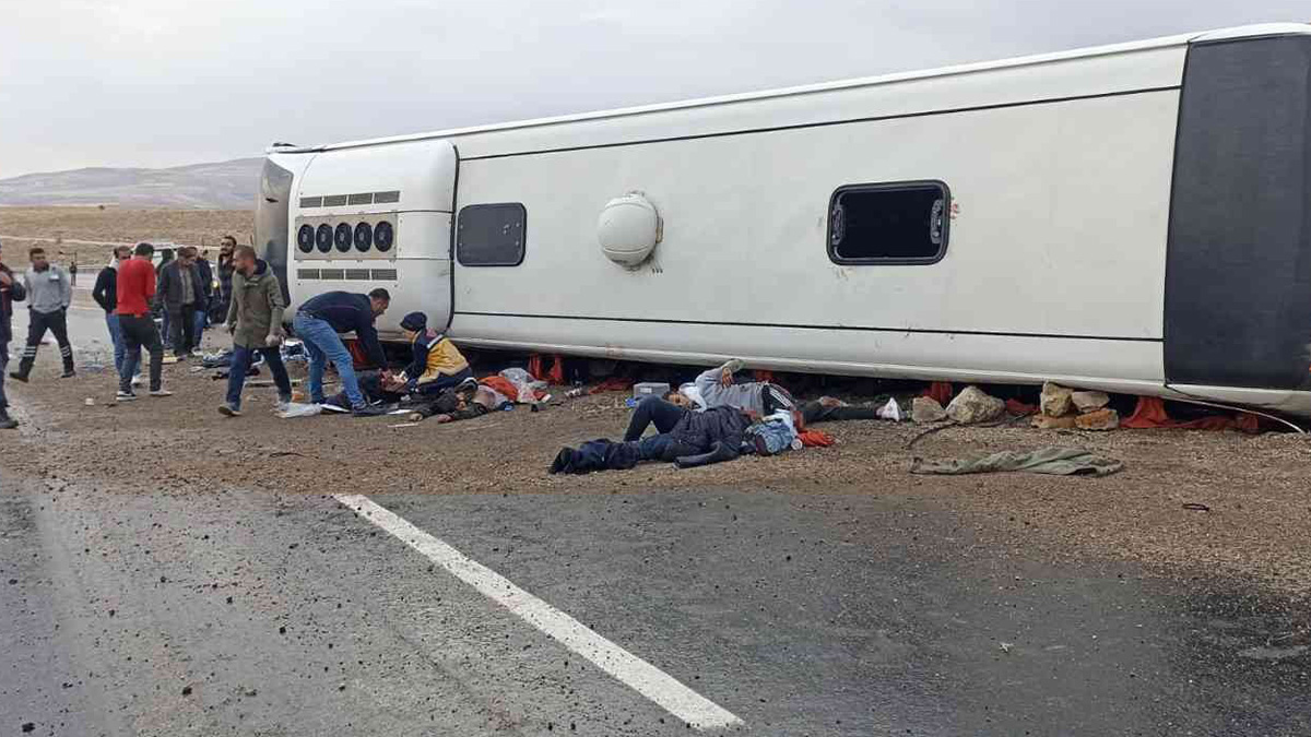 Geri gönderme merkezine götürülen mültecileri taşıyan otobüs kaza yaptı: 3 ölü