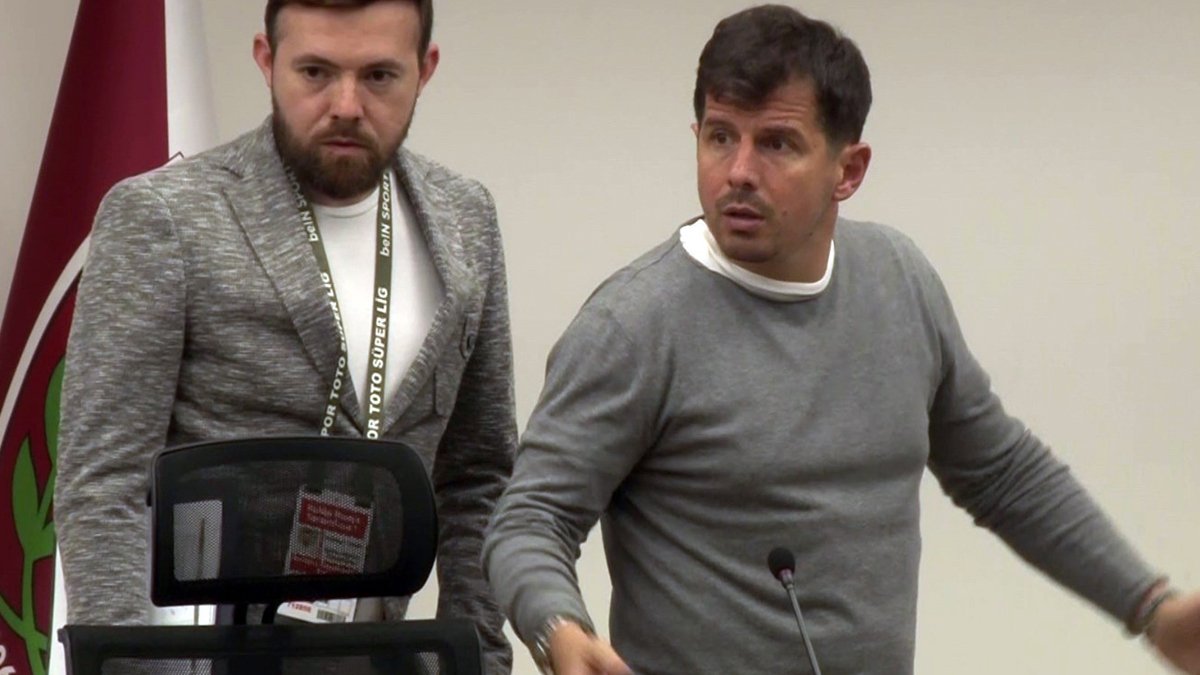 Başakşehir Teknik Direktörü Emre Belözoğlu, cep telefonu ile çekim yapan gazeteciyle tartıştı