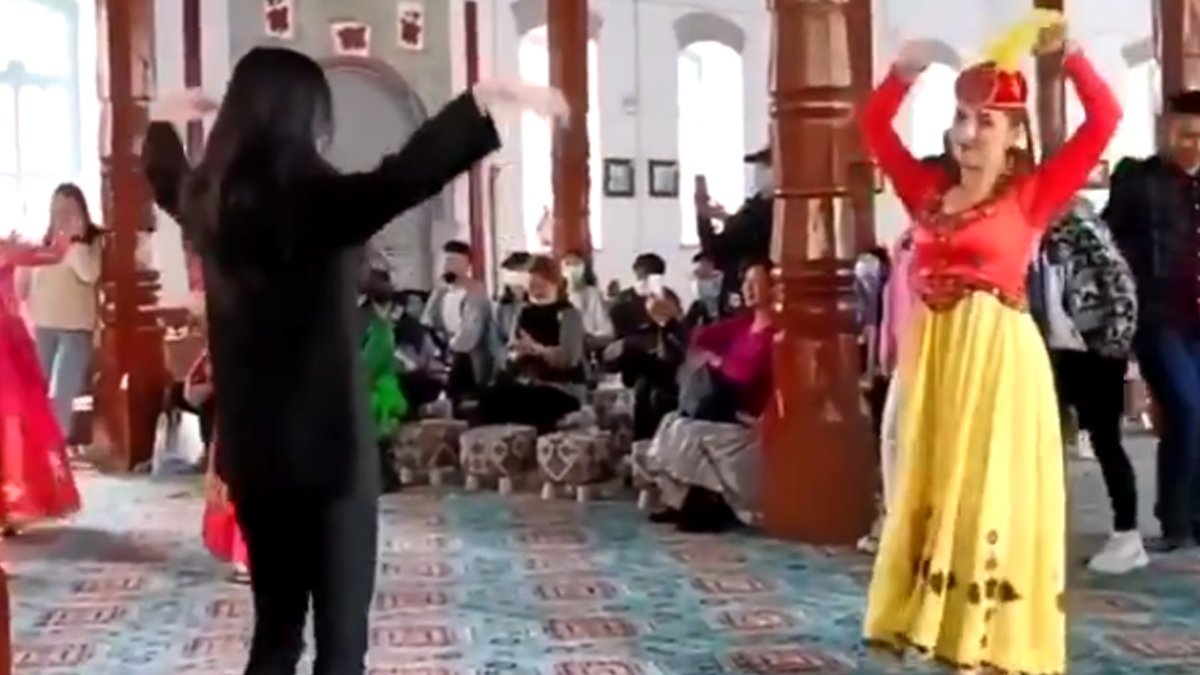 Doğu Türkistan’da bir millet sistematik olarak yok ediliyor Müslüman dünya seyrediyor: Çin şimdi de camiyi dans salonuna çevirdi