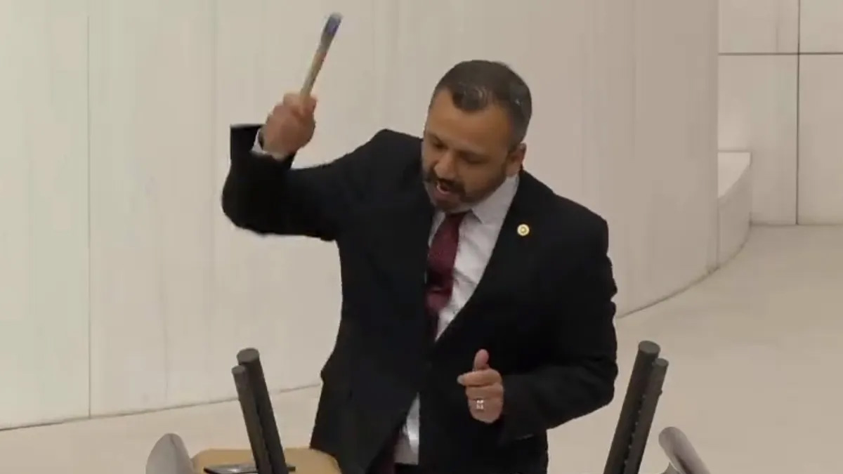 CHP'li vekile 'kürsüye zarar verdi' faturası: 10 bin lira istendi