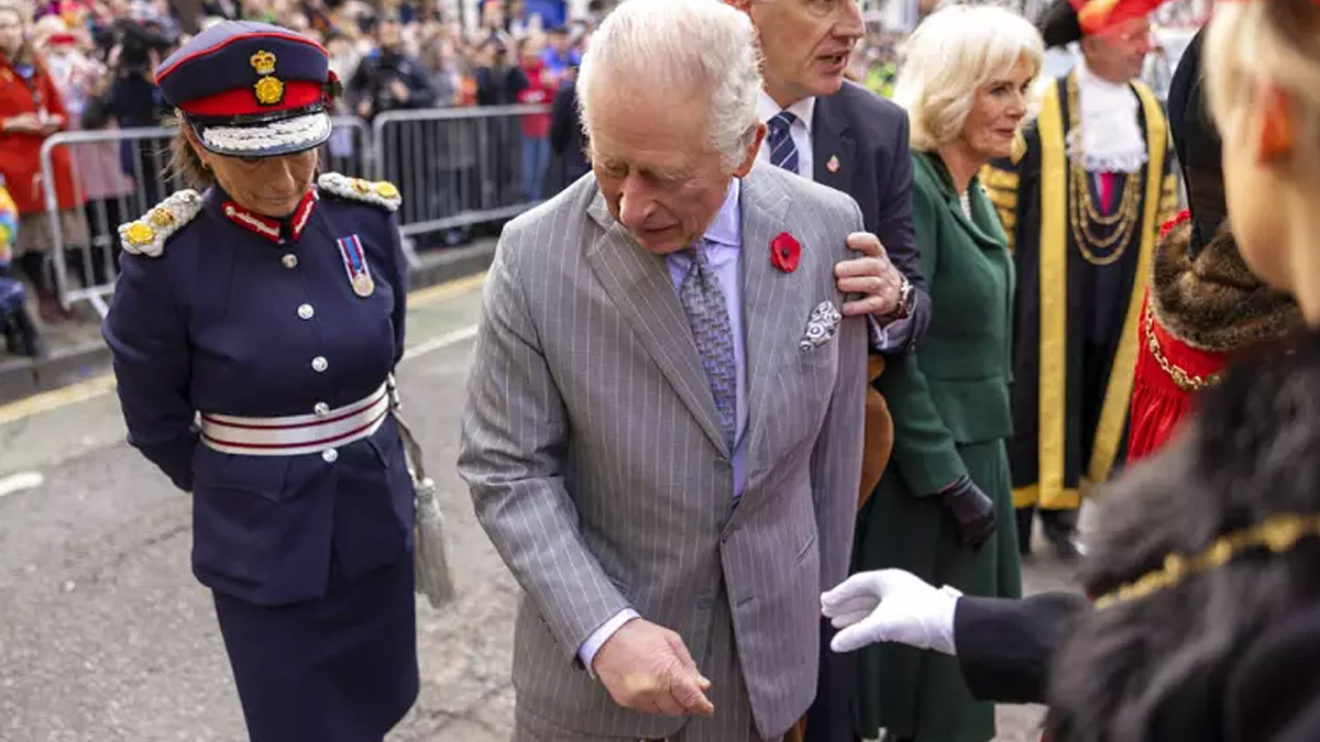 Kral Charles ve eşine yumurtalı saldırı