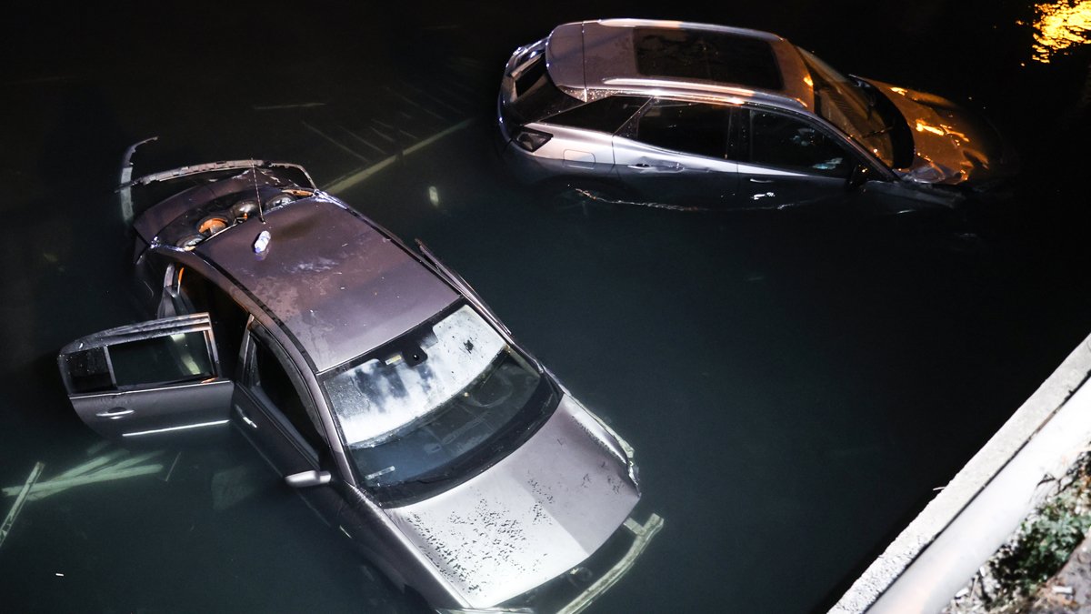 Düz yolda şaşırtan kaza: Dereye uçtular!