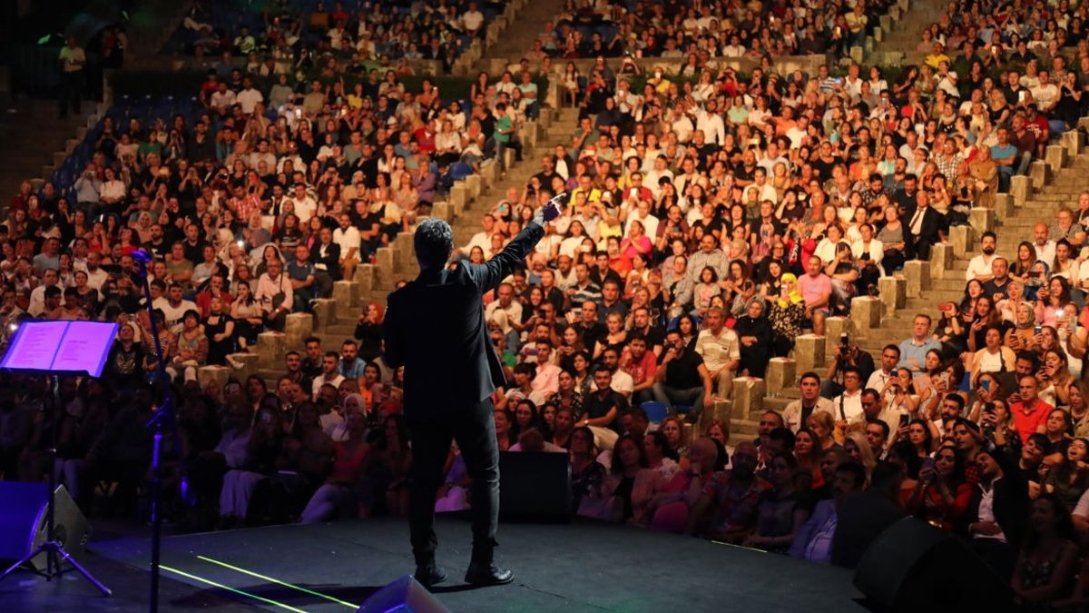 Cumhurbaşkanı Erdoğan'ın en büyük hayranıydı! Ünlü sanatçı bakın hangi partiye katıldı