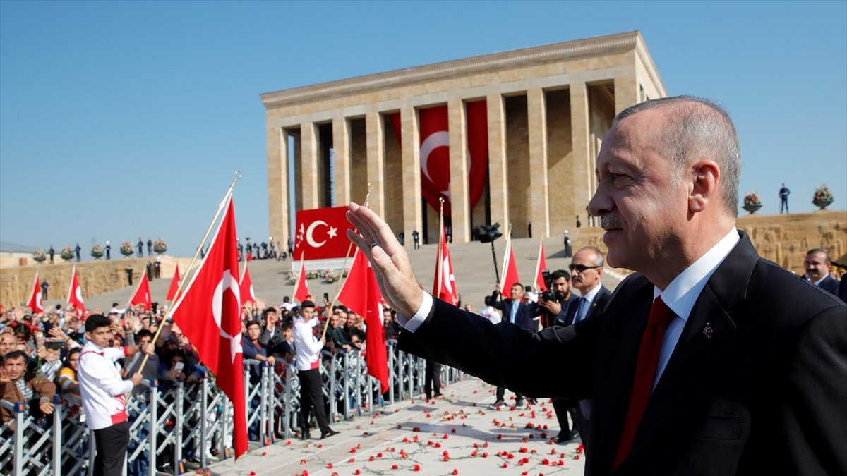 10 Kasım töreninde yine sloganlı karşılama: 'Her yer Tayyip, her yer Erdoğan'